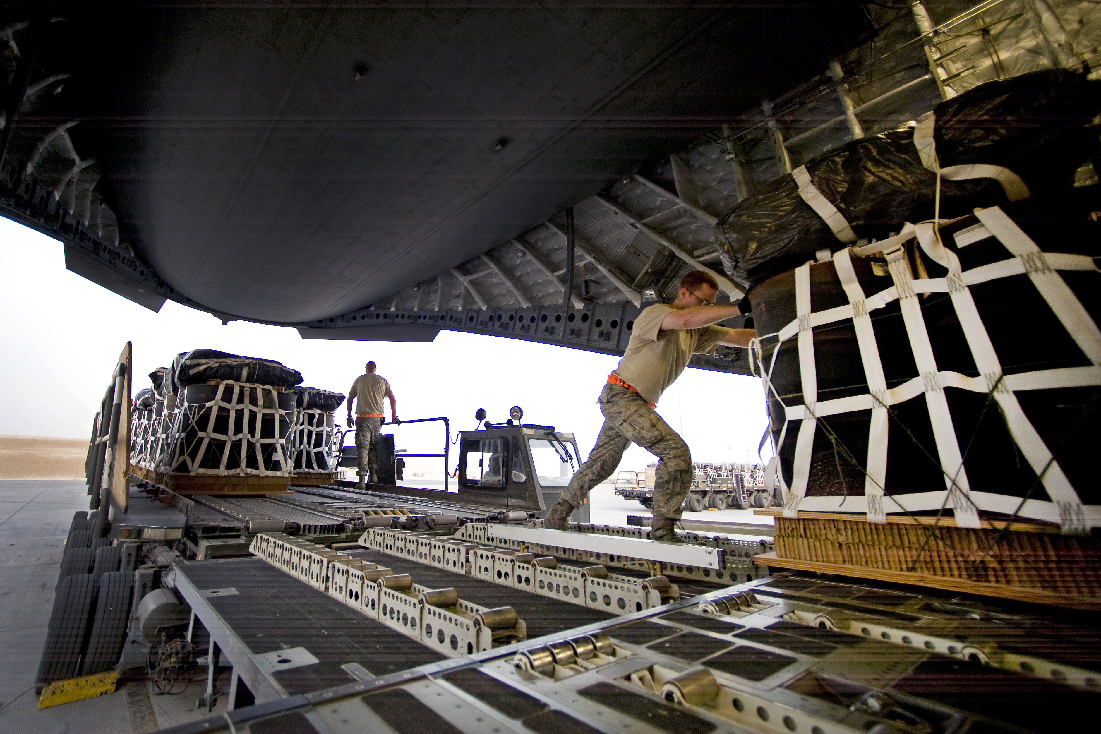 soldiers load plane